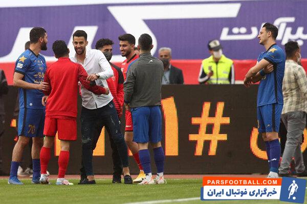 پیش از آغاز دیدار پرسپولیس و استقلال ، محمد نادری به سمت بازیکنان پرسپولیس رفت و با هم تیمی های پیشینش خوش و بش کرد .