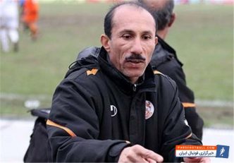 ابراهیم تهامی ، پیشکسوت استقلال گفت : آرزو می کنم استقلال سومین ستاره را روی پیراهنش بزند . ستاره ای که پرسپولیس زده قلابی است.