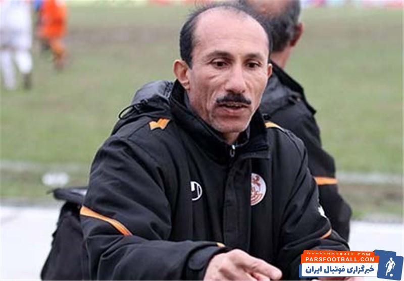 ابراهیم تهامی ، پیشکسوت استقلال گفت : آرزو می کنم استقلال سومین ستاره را روی پیراهنش بزند . ستاره ای که پرسپولیس زده قلابی است.