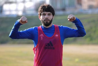 پس از کش و قوس های فراوان ، جلال الدین ماشاریپوف ، هافبک ازبکستانی تیم النصر عربستان در این تیم ماندنی شد و فروخته نمی شود.