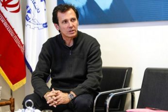 سعید عزیزیان ، مربی پیشین استقلال گفت : باشگاه استقلال قبل از عید طلب ما را از اسپانسر دریافت کرده است اما آن را به ما نداده است.
