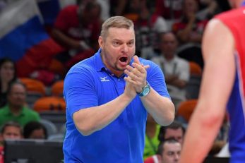 ولادیمیر آلکنو در مورد انتقادهای وارد شده به میلاد عبادی‌پور ، گفت : من به عبادی‌پور اعتقاد کامل دارم و او در حال نزدیک شدن به فرم ایده‌آل خود است.