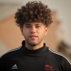 عرفان سیدی ، مدافع جوان تراکتور که برای اولین بار در لیگ برتر بازی کرد ، گفت : مدیون رسول خطیبی هستم و آرزویم قهرمانی با تراکتور در لیگ برتر است.