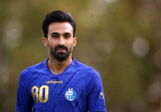 فرشید اسماعیلی و احمد موسوی ، دو بازیکن مصدوم استقلال ، بازی تدارکاتی استقلال و پیکان را با لباس شخصی تماشا کردند.