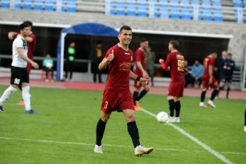 علی نعمتی ، بازیکن تیم پدیده که صحبت هایی مبنی بر پیوستن او به پرسپولیس است گفت : آن بازیکن تراکتور که مو هایش را دخترانه بسته بود خیلی به من توهین می کرد.