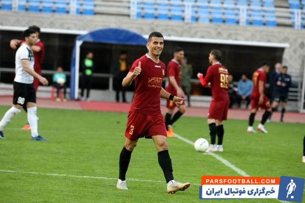 علی نعمتی ، بازیکن تیم پدیده که صحبت هایی مبنی بر پیوستن او به پرسپولیس است گفت : آن بازیکن تراکتور که مو هایش را دخترانه بسته بود خیلی به من توهین می کرد.