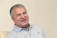 علی پروین ، در تمرینات پرسپولیس به سیدجلال حسینی گفت :برای جوان های تیم الگو هستی و باید از آن ها مراقبت کنی تا مثل خودت رشد کنند.