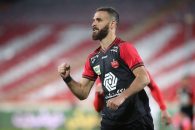 احمد نوراللهی ، کاپیتان دوم تیم پرسپولیس گفت : کادرفنی و بازیکنان زحمت می کشند اما ما از مدیریت باشگاه گلایه داریم چون باشگاه هیچ حرکت مثبتی انجام نمی دهد.