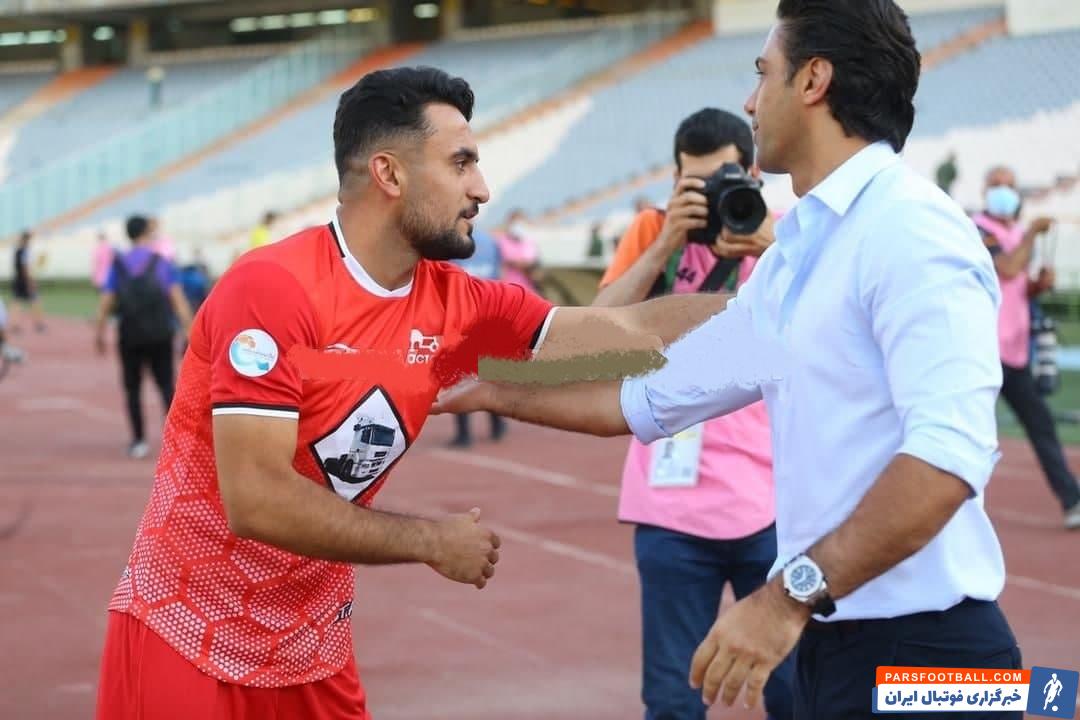 ابوالفضل رزاق پور پیش از شروع بازی به سمت نیمکت تیم استقلال رفته و از فرهاد مجیدی، سرمربی تیم حریف برای حضور در میدان رخصت گرفت.