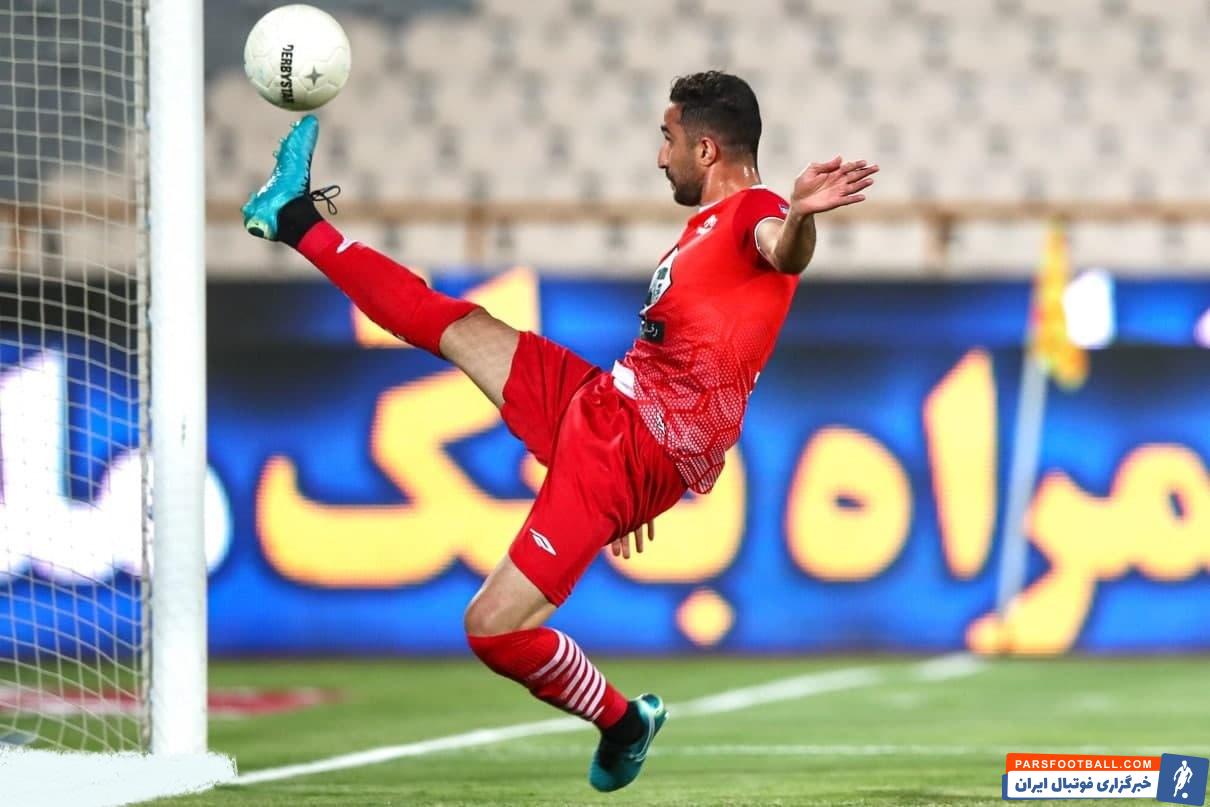 هادی محمدی مدافع تیم فوتبال تراکتور تلاش زیادی برای جلوگیری از گل اول استقلال و مهدی قایدی کرد اما توپ با برخورد به پای او وارد دروازه شد.
