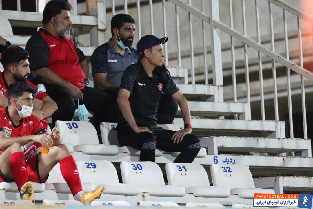 یحیی گل محمدی در حال تماشای از راه دور پیروزی درخشان پرسپولیس در لیگ برتر
