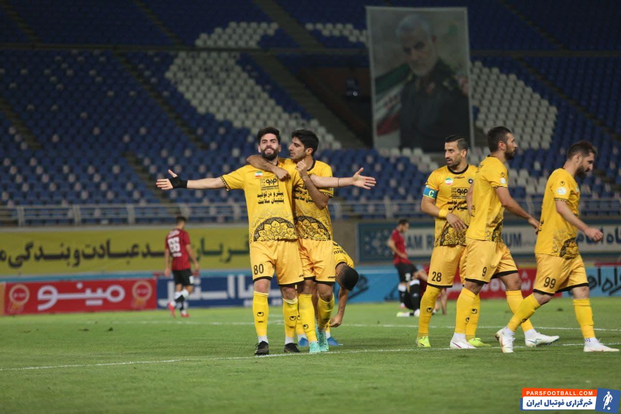 یاسین سلمانی پس از این گل، به سبک شادیهای زلاتان ابراهیموویچ ایستاد و آغوش خود را باز کرد تا دیگر بازیکنان سپاهان او را در آغوش بگیرند.