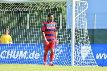 در سال 2001 بود که جانلوئیجی بوفون بعد از نمایشهای درخشان در ترکیب پارما مورد توجه بسیاری از باشگاههای بزرگ اروپایی قرار گرفت....