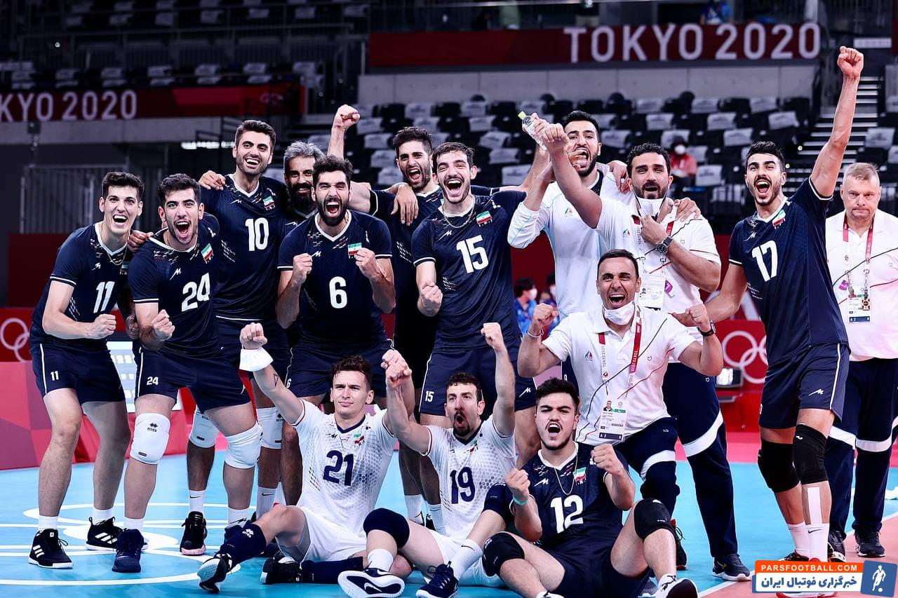 عکس یادگاری بازیکنان والیبال ایران بعد از شاهکار بازی با لهستان