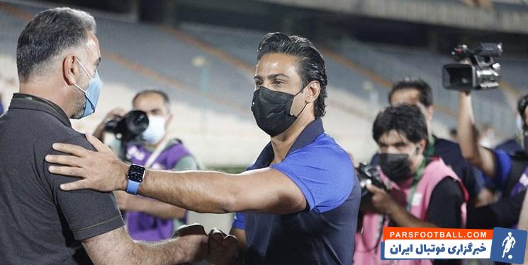 خوش و بش گرم فرهاد مجیدی و بازیکنان استقلال با فکری در حاشیه بازی با نفت مسجد سلیمان