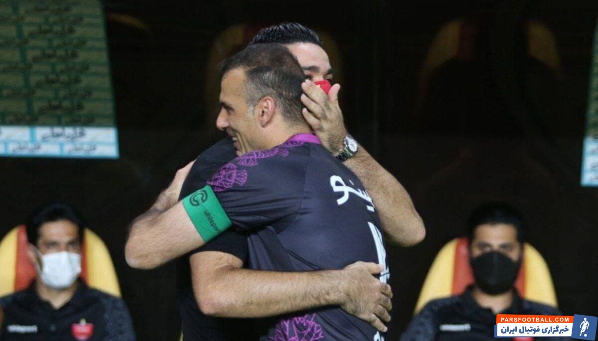 جواد نکونام سرمربی فولاد خوزستان پس از روبوسی و خوش و بش با سید جلال حسینی در گوش کاپیتان پرسپولیس چیزی گفت که خنده شماره 4 را به دنبال داشت.