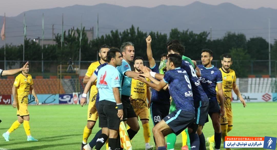 جایی که شوت امین درویشی پس از برخورد به دست مدافع سپاهان دچار تغییر مسیر شد و باعث شد تا نظرات متفاوتی درباره این صحنه ارائه کنند.