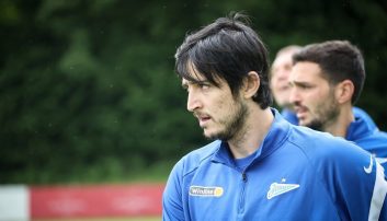 سردار آزمون که پیش از دیدار دوستانه چهارشنبه زنیت برابر وردربرمن آلمان در اردوی تابستانی اتریش آسیب دیده بود به تمرین‌های گروهی تیمش بازگشت.