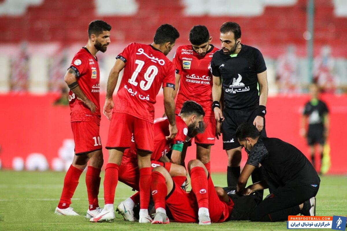 مهاجم پرسپولیس با حضور در بیمارستان جراحی سر پایی روی سر خود داشت و امروز هم با سر بانداژ شده در تمرین حاضر شد و زیر نظر کادر پزشکی بود.