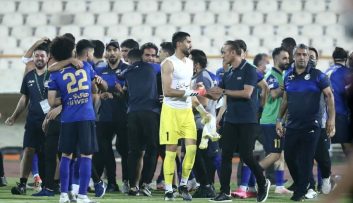 یحیی گلمحمدی سرمربی سرخپوشان پایتخت پس از پایان شهرآورد و شکست در ضربات پنالتی، به بازیکنان و اعضای کادرفنی استقلال تبریک گفت.