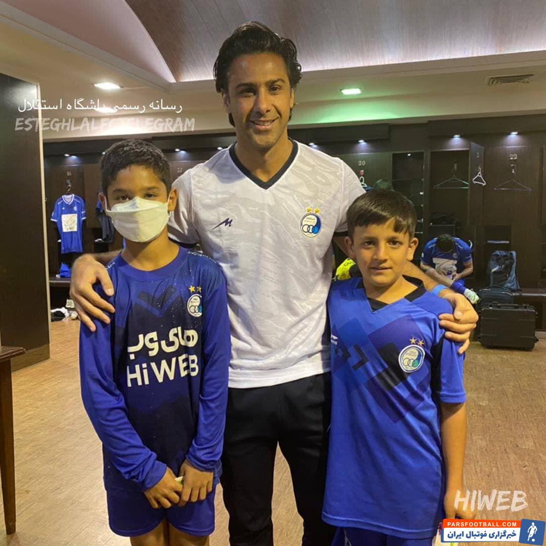 محمد مهدی بخشی مهمان ویژه رختکن استقلال پیش از بازی با نفت مسجد سلیمان