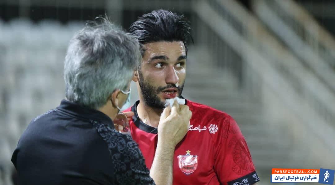 سیامک نعمتی که مصدومیتهای زیادی را از سر گذرانده، در دیدار مقابل ماشینسازی با صورت خونی از زمین بیرون ر فت.