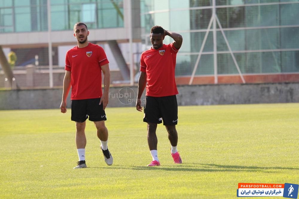 حضور مجید حسینی در تیم کایسری اسپور قطعی شده و او بعد از قبولی در تست پزشکی این باشگاه، دیروز اولین تمرینش را با تیم جدیدش انجام داد.