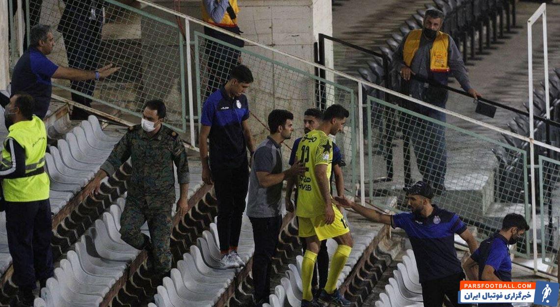 درگیری دروازه بان استقلال با یک هوادار ؛ رشید مظاهری با مشت به شیشه کوبید !