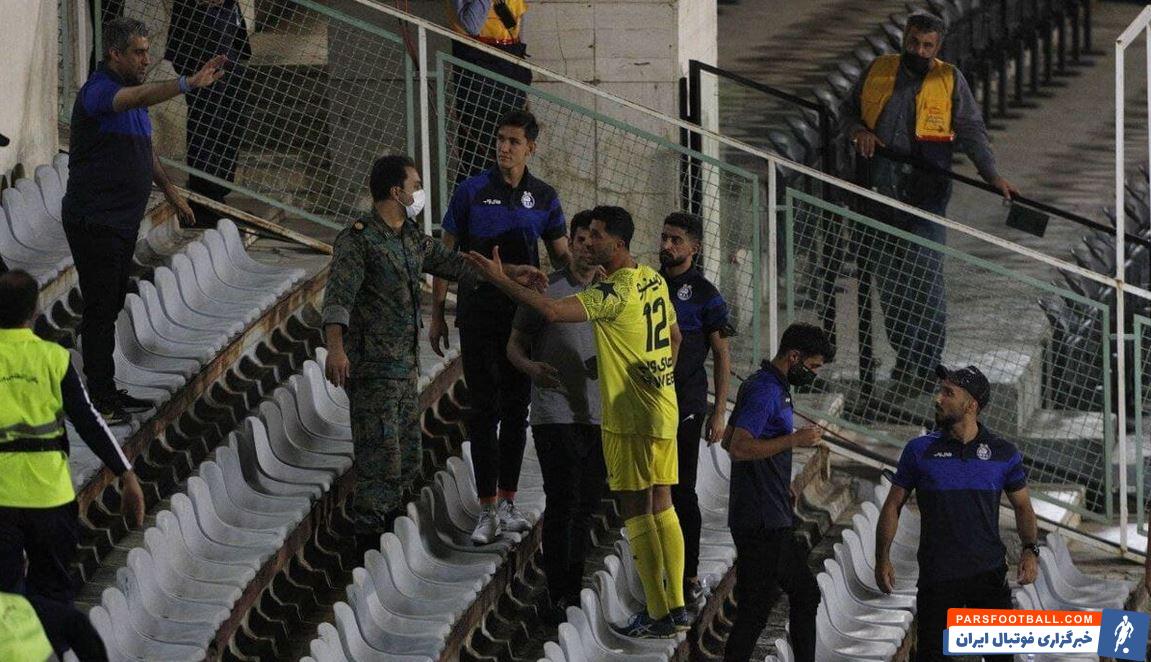 درگیری دروازه بان استقلال با یک هوادار ؛ رشید مظاهری با مشت به شیشه کوبید !