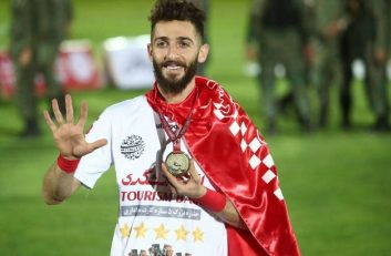 عکس یادگاری مهدی عبدی با جام قهرمانی پرسپولیس در ماشین شخصی