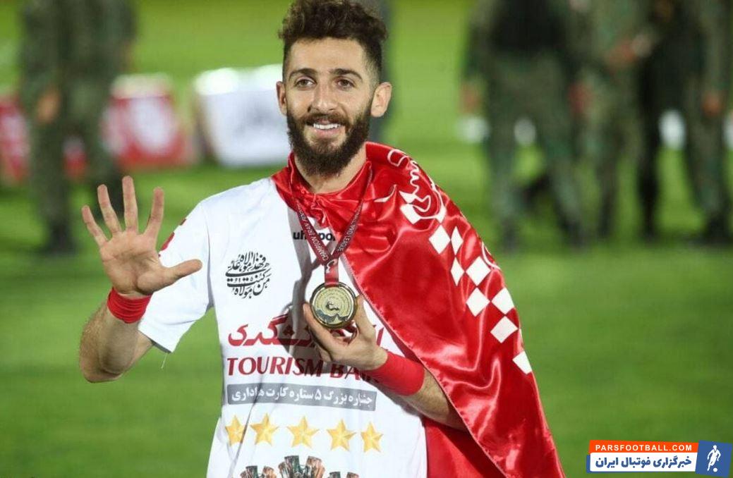 عکس یادگاری مهدی عبدی با جام قهرمانی پرسپولیس در ماشین شخصی