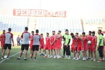 جلسه بازیکنان پرسپولیس پیش از بازی با تراکتور