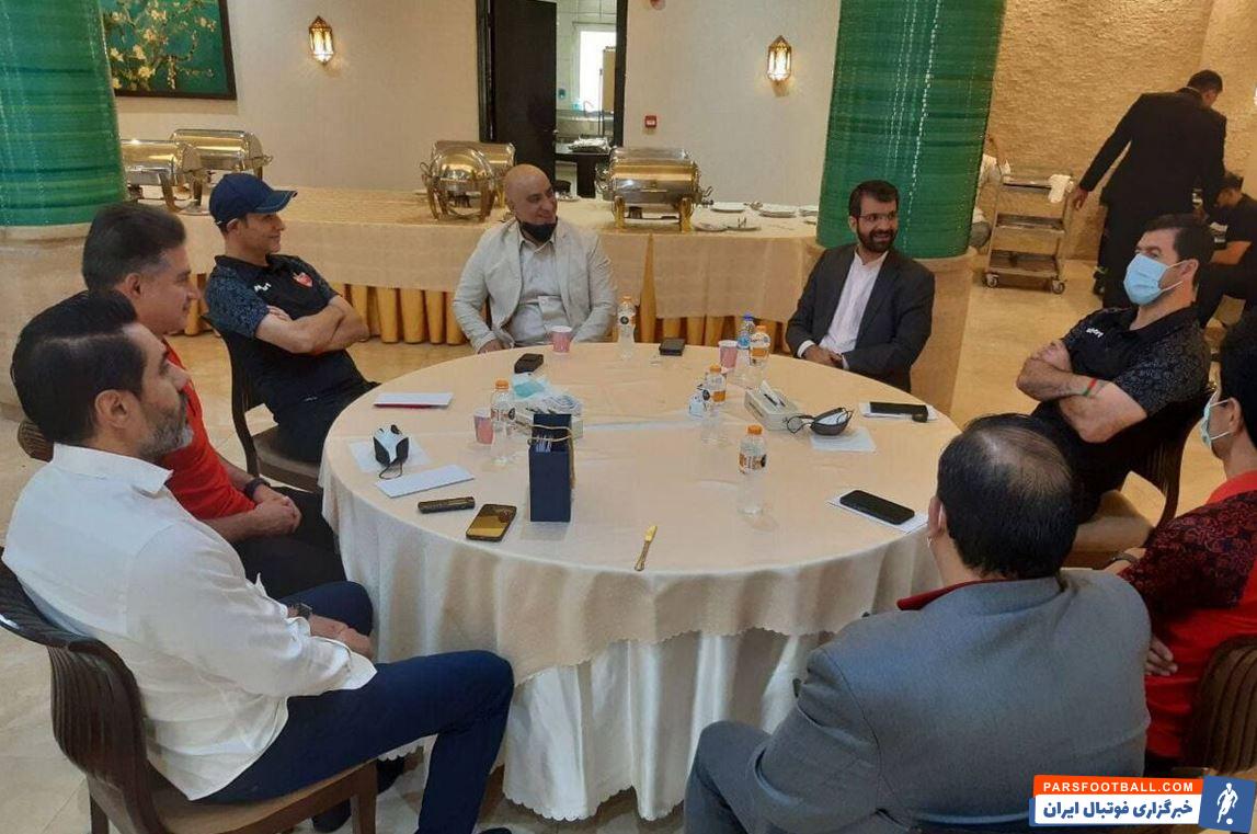 حضور مدیرعامل پرسپولیس در اردوی سرخپوشان و برخورد گرم با یحیی گل محمدی