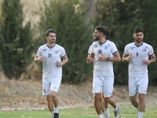 هرج و مرج در تمرین استقلال ؛ هدیه یک هوادار به شیخ دیاباته