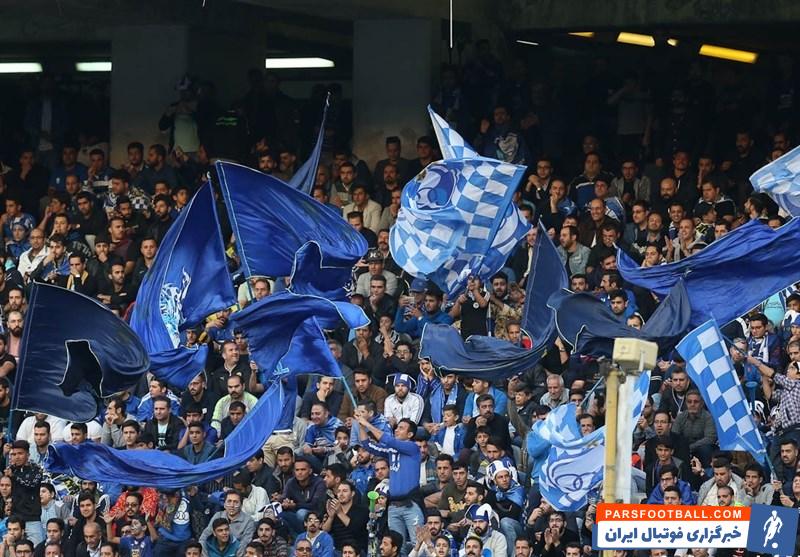 تجمع و تشویق هواداران آلومینیوم و استقلال مقابل هتل محل اسکان دو تیم