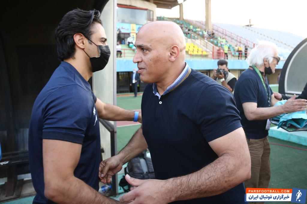 ایستادن علیرضا منصوریان کنار نیمکت استقلال در جریان بازی آلومینیوم اراک مقابل آبی ها