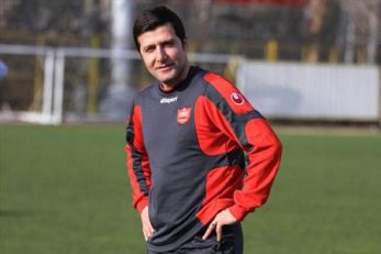 جواد منافی ، پیشکسوت باشگاه پرسپولیس گفت : طبیعی است که برخی چشم ندارند موفقت و گلات قهرمانی پرسپولیس را ببینند و از راه های غیرفوتبالی می خواهند به ما ضربه بزنند.