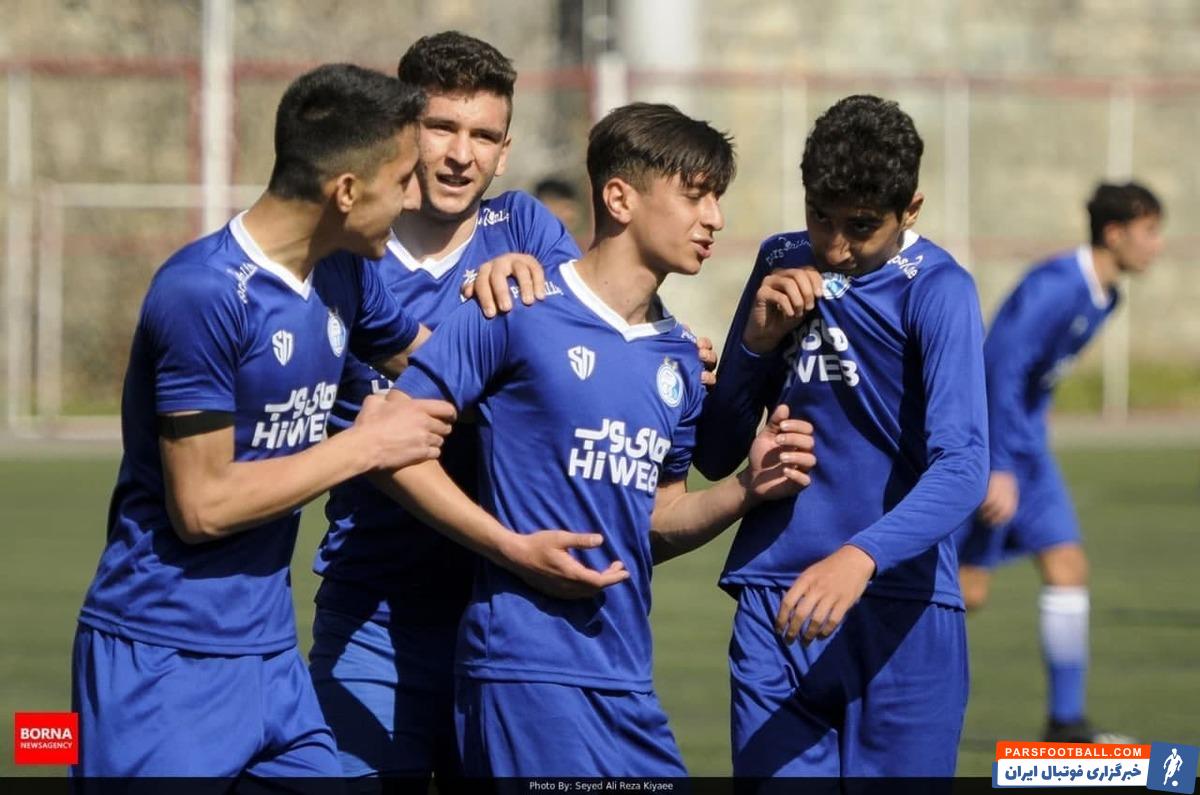 حسام اسکندری ، ستاره تیم های پایه استقلال که در چند رده آقای گل شده بود ، با عقد قراردادی رسمی به پرسپولیس پیوست و فصل آینده عضو تیم های پایه پرسپولیس خواهد بود.