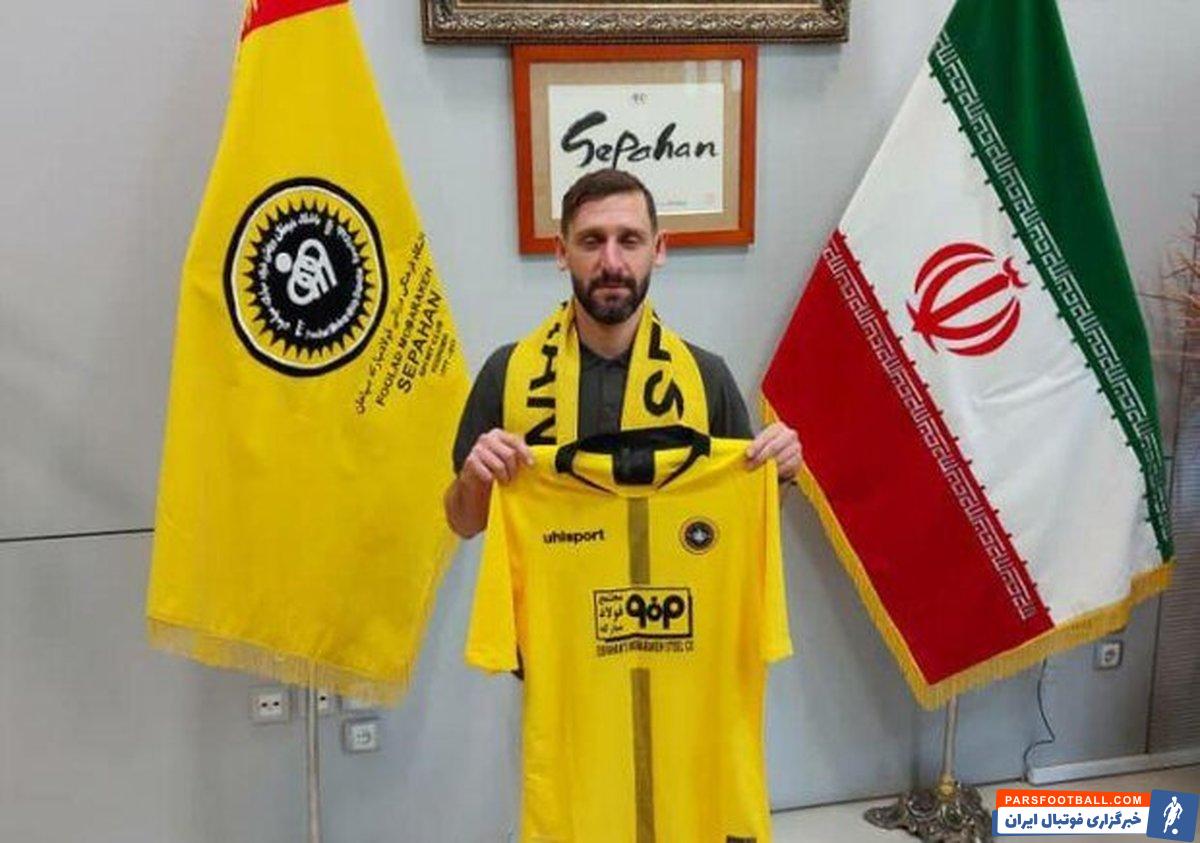 محمدرضا خلعتبری ، بازیکن تیم سپاهان گفت : اگر قهرمان نشویم تقصیر خودمان است چون در دیدار با تیم هایی چون سایپا و نفت مسجدسلیمان امتیاز از دست دادیم.