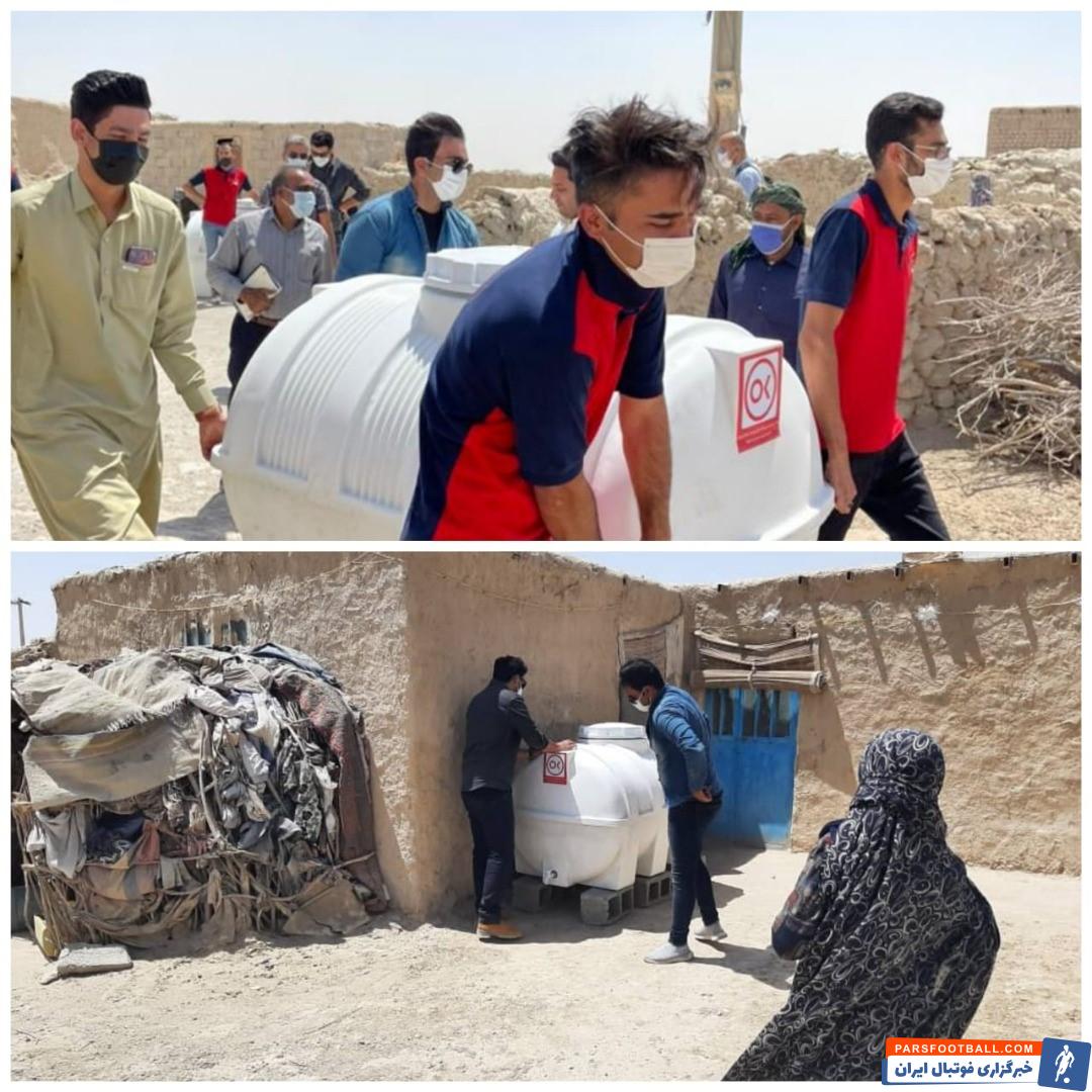 افق کوروش ؛ توزیع مخازن هزار لیتری آب در روستای کندوکه بخش هیرمند سیستان و بلوچستان