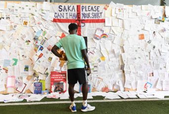 بوکایو ساکا در طول تورنمنت کم و بیش تر در ترکیب ثابت سه شیرها قرار می گرفت، اما او در دیدار فینال برابر ایتالیا در نیمه دوم وارد میدان شد.