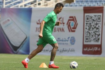 حامد لک در اولین سال حضورش در پرسپولیس دستکش طلایی را به دست آورد و با کلین شیت‌هایش در آسیا و لیگ برتر عملکرد خوبی داشت