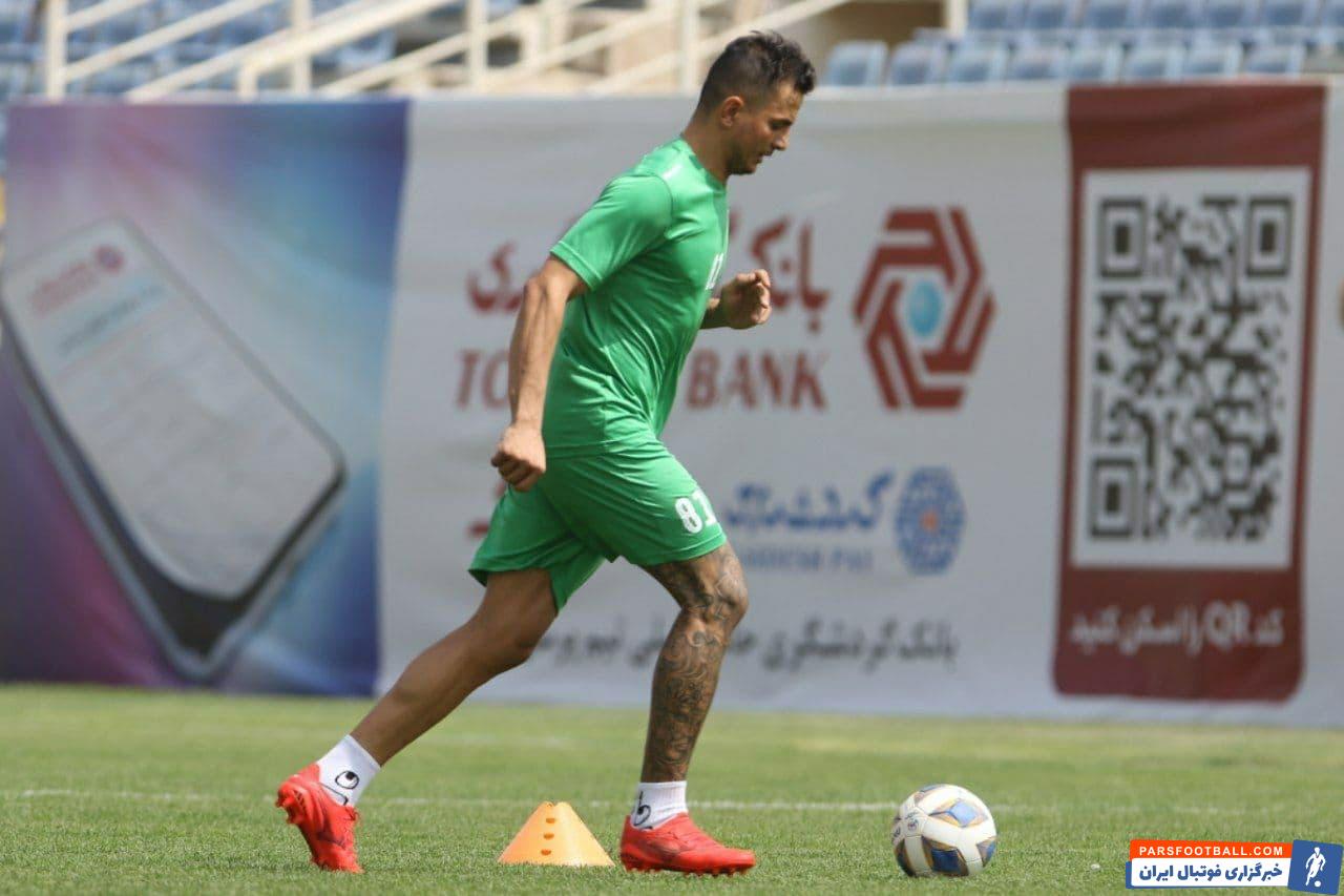 حامد لک در اولین سال حضورش در پرسپولیس دستکش طلایی را به دست آورد و با کلین شیتهایش در آسیا و لیگ برتر عملکرد خوبی داشت