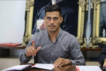 علی نعمتی مدافع میانی فصل گذشته پدیده مشهد، بعد از چهار بار حضور در باشگاه پرسپولیس، بالاخره قراردادش را به امضا رساند.