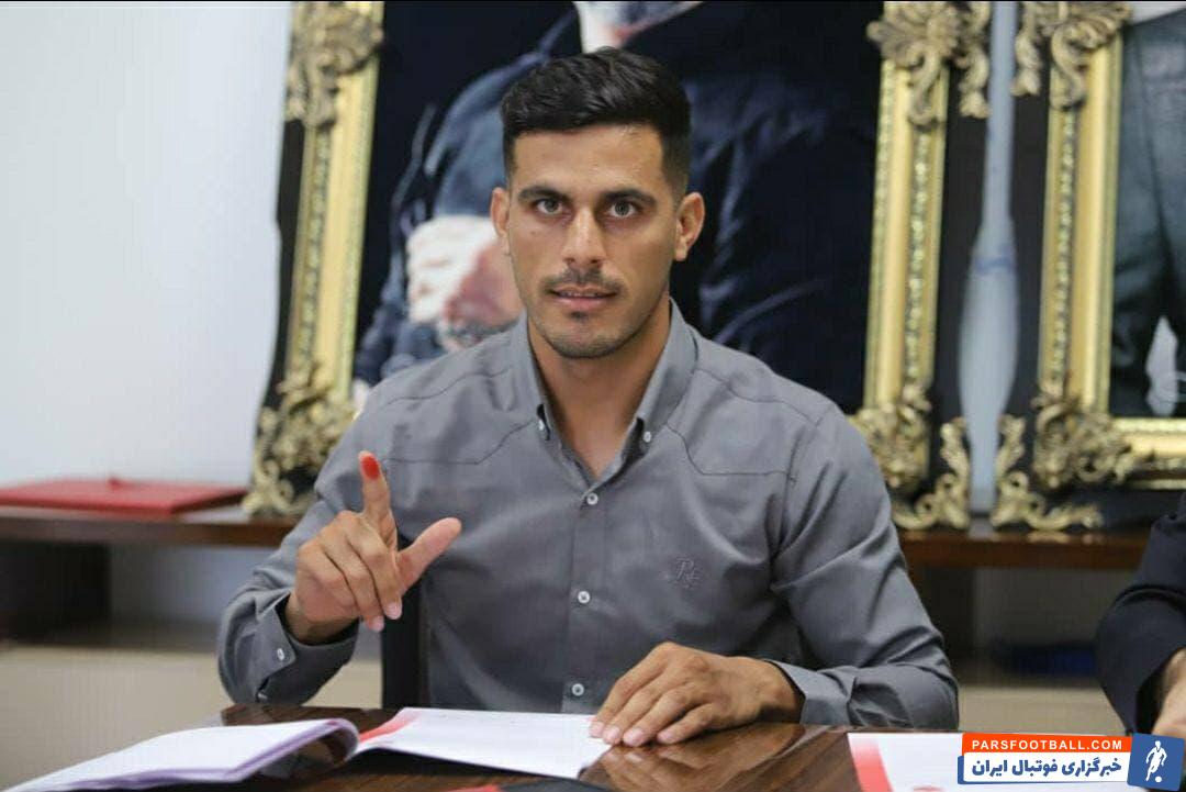 علی نعمتی مدافع میانی فصل گذشته پدیده مشهد، بعد از چهار بار حضور در باشگاه پرسپولیس، بالاخره قراردادش را به امضا رساند.‌‌‌‌‌‌‌‌‌‌‌‌‌