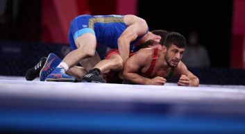 رضا اطری پیش از این در دور نخست مقابل سلیمان آتلی دارنده مدالهای نقره و برنز جهان از ترکیه با نتیجه نزدیک ۳ بر ۲ به برتری رسید.