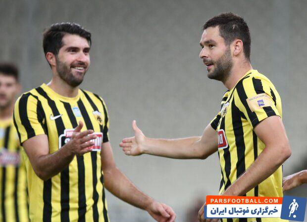 در این بازی کریم انصاریفرد مهاجم و احسان حاج صفی مدافع ایرانی هم در ترکیب آ. اک حضور داشتند حاج صفی در دقیقه ۷۷ تعویض شد .