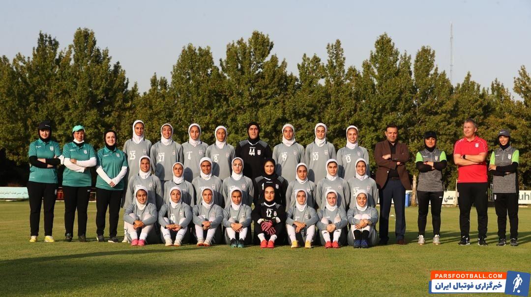 اسکوچیچ در پایان به همراه رییس فدراسیون فوتبال عکسی به یادگار به همراه اعضای تیم ملی فوتبال بانوان گرفت و ابراز امیدواری کرد ...