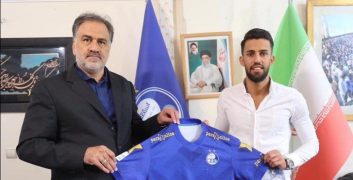 آرش رضاوند هافبک میانی تیم فوتبال استقلال با حضور در ساختمان این باشگاه، قرارداد خود را به مدت ۲ فصل دیگر با این تیم تمدید کرد.