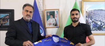 عارف آقاسی مدافع فصل گذشته فولاد، با عقد قراردادی ۲ ساله به استقلال پیوست عارف آقاسی سابقه بازی در تراکتور را هم در کارنامه خود دارد.